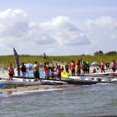 Surfski und Outrigger am Start