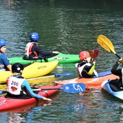 Wildwasser-Kanukids sammeln sich auf dem Wasser