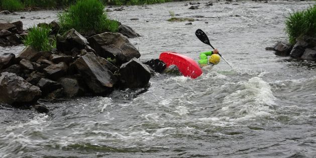 Paddler auf der Slalom Strecke in Bad Kreuznach