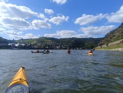 Kanuten in der Gruppe auf dem Wasser