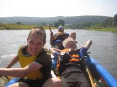 Chilling_im_Doppelpack-Jugendwanderfahrt_Weser_2008.JPG