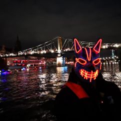 Steuermann mit leuchtender grusliger Maske wie ein Höllenhund