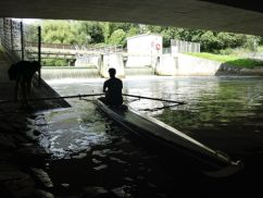 Einsetzen der Boote unter der Autobahn A66