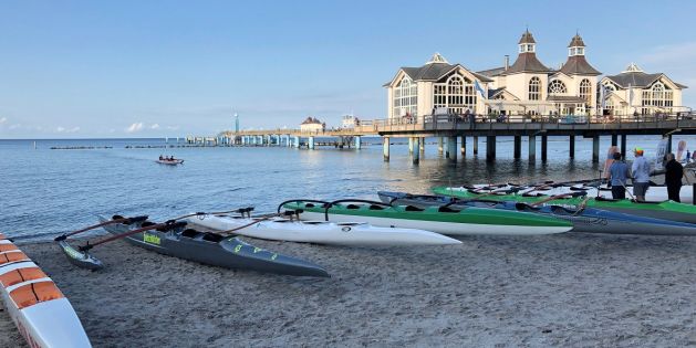 Rugia Hoe - Strand mit Booten am Abend