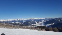 Eine Berglandschaft im Schnee