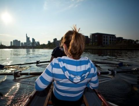 Foto FR-Schick Ruderer mit Skyline.jpg