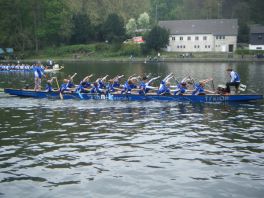 Drachenboot im Kampf um Platz 2