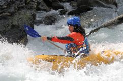 Wolfi beim Wildwasser Paddeln